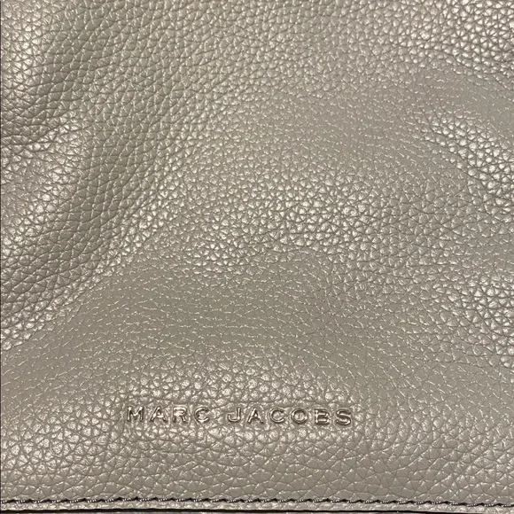 Marc Jacob’s Gray pebbled Leather Crossbody Bag - Picture 4 of 13